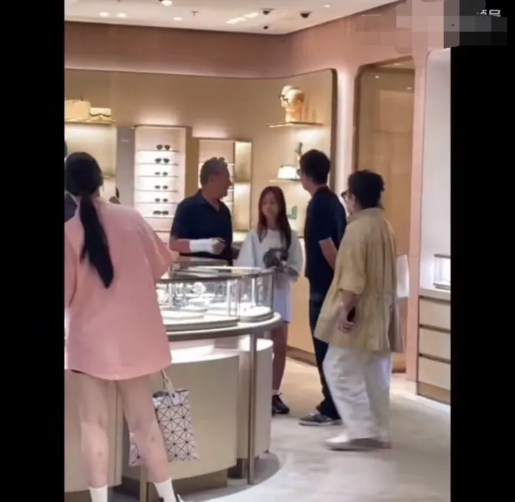 甜馨又上热搜，贾乃亮李小璐疑复婚？一家三口近况成谜！