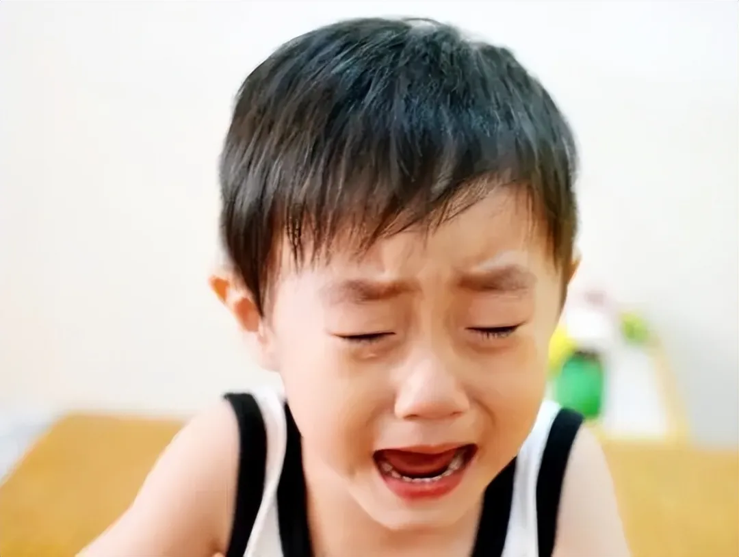 幼儿园被隐形霸凌过的孩子，都有一个特点，老师不说，家长要知道