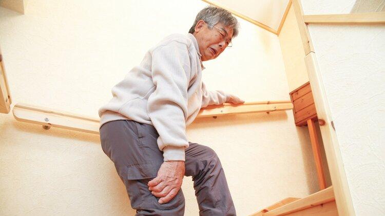 老年人膝关节疼痛，是坚持运动好，还是彻底静养好？医生：都不对