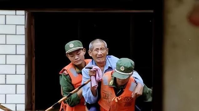 98年长江大堤即将溃决数十万人未撤离，连长下令：全连死守30分钟