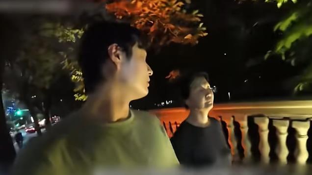 韩国退休教师和儿子游中国，对比后称韩国日子太苦，想在中国定居