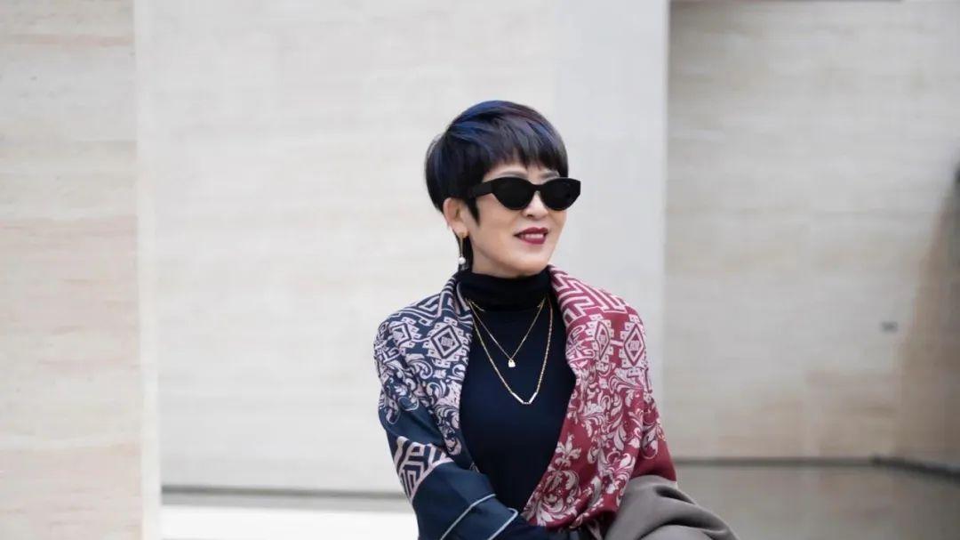 别再说：“大妈戴丝巾又老又土”了！今冬的丝巾穿搭指南很高级