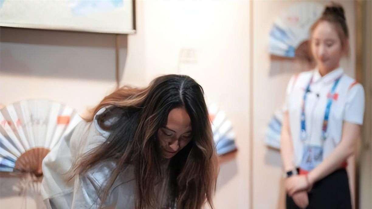 心疼! 郑钦文夺金后赴美参赛不幸染病, 发烧头痛被迫取消了两天训练