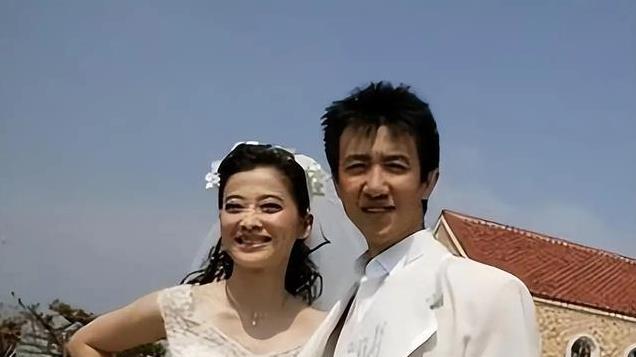 梅婷养他6年，李小冉为他堕胎2次，如今他55岁娶小15岁娇妻好幸福