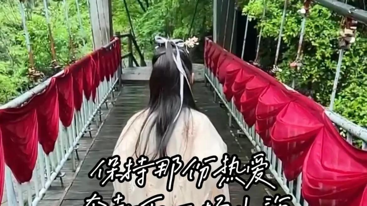章子怡携女儿重游故地，同穿古装仙气十足，醒醒愈发亭亭玉立