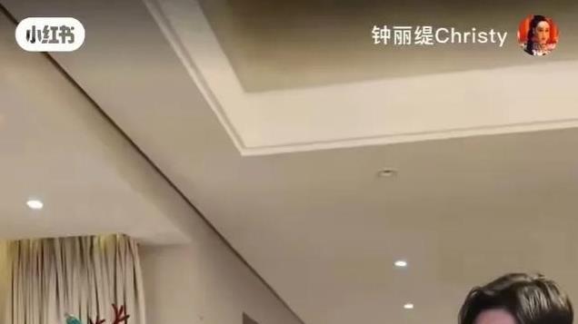 张伦硕与岳父母过圣诞，豪送老婆两个LV包，钟丽缇惊喜的像个孩子