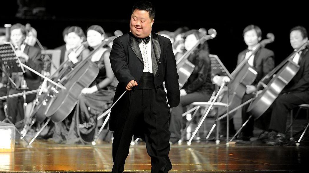 不懂音乐却被誉为“天才指挥家”，舟舟谎言被拆穿后，过得如何？