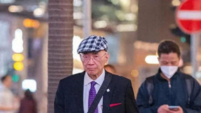 六七十岁男人戴帽子，尽量别选这3款，听着洋气实际显老又土气