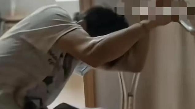 首映破千万，易烊千玺挑战脑瘫角色！网友：流量标签彻底崩塌