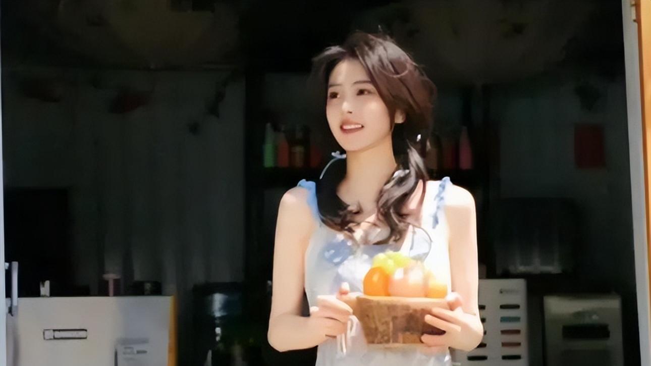 于正晒和白鹿聚餐合照，白鹿身穿白色吊带长裙，安静文雅身材好！