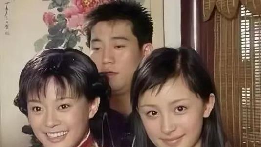 38岁杨幂脸凹嘴瘪像小老太太，当年磨骨拔牙的反噬来了