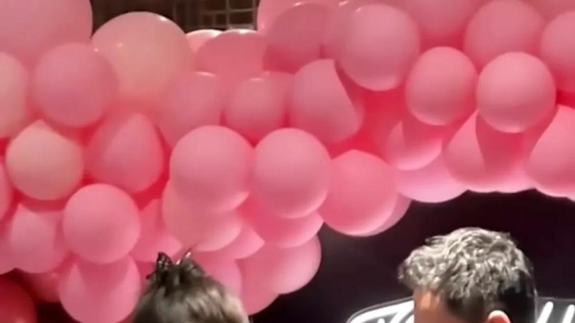 张馨月晒林峯给她过生日的vlog，她站椅子上吃面，林峯亲她好几口