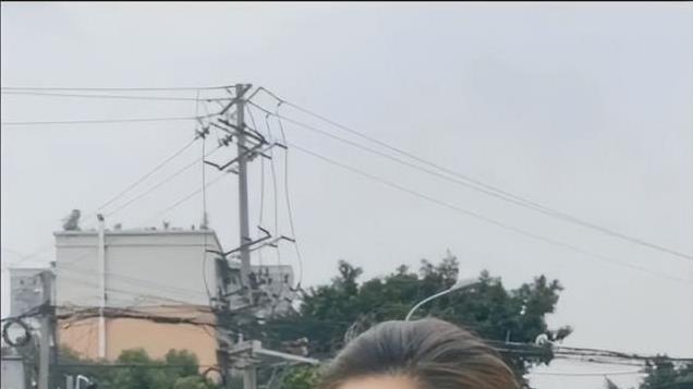 赵露思妆造又翻车？新出杂志眼睛睁不开，妆面油亮看着很脏