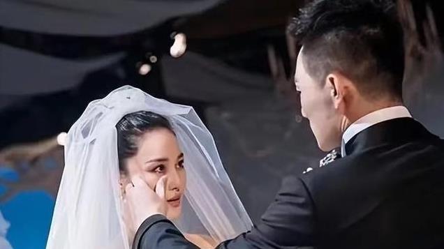 张馨予称何捷“某人”，这狗粮好甜，秒变幸福小女人