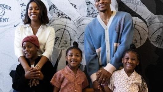 联动！威少新学校开业，悬挂科比标语，库里送祝福：祝贺威少家族