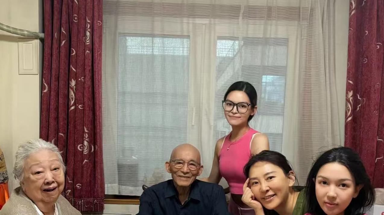 91岁“爷叔”游本昌最新全家福曝光，孙女曝他腿脚不好不能出远门