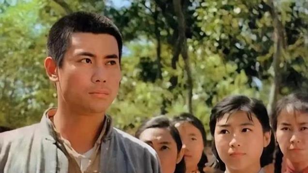 1975年，他演《金光大道》红遍全国，26年后女儿也一炮而红