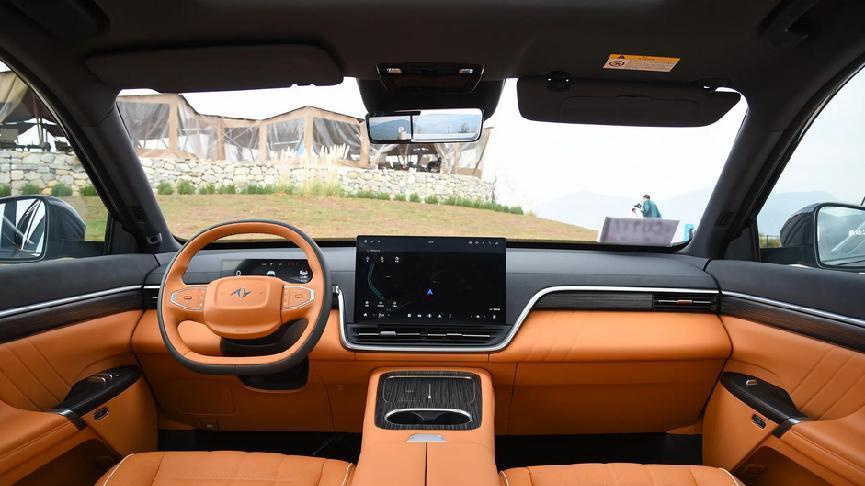 想买20万级大五座SUV，这车预售20万元起，还配后排屏+冰箱