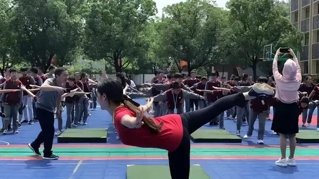 可以关注了！吴柳芳视频播放量破千万，网友：越扒她的历史越敞亮