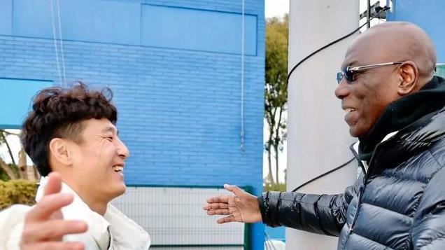 “那个男人，他回来了！”西班牙人官方微博写道，武磊看望老东家