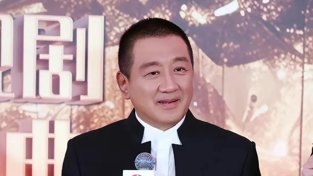 人设无需表演，65岁丁勇岱握手53岁陈建斌，尴尬的却是身旁的明星