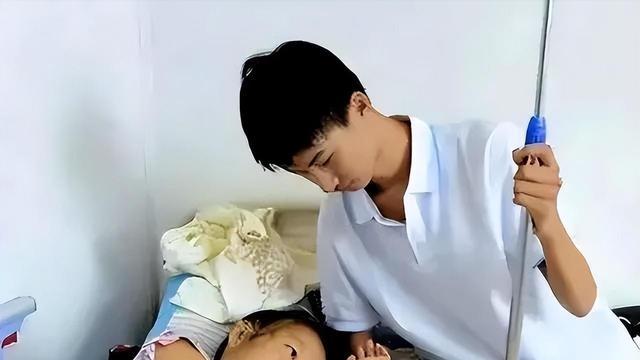 母亲瘫痪、父亲疯了，当年那个744分的高考状元，7年后却成了这样