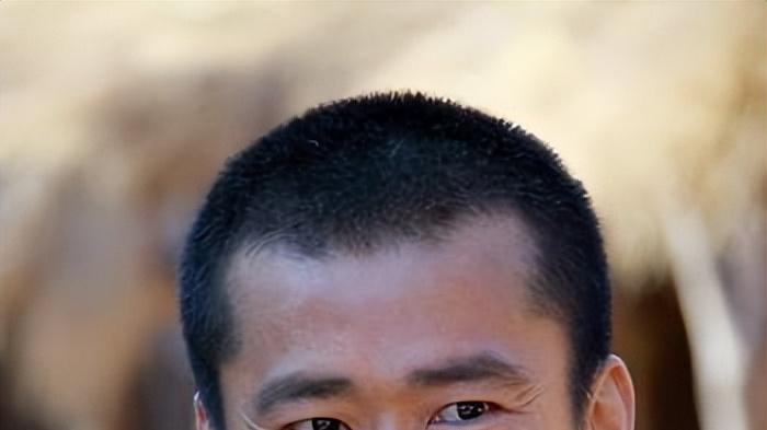 草根演员李嘉明：为父治病欠巨款，无戏拍当网红，今41岁抱美人归