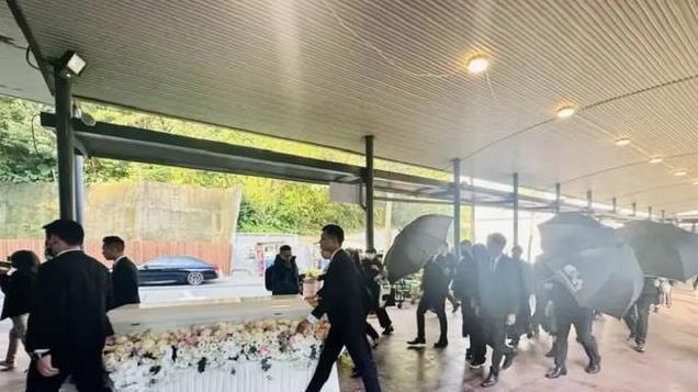 琼瑶葬礼现场画面曝光，将与平鑫涛合葬，继子继女未现身