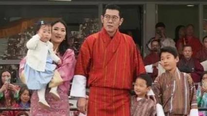 不丹佩玛王后去印度了，跟莫迪合影衣服皱巴全褶子，被小姑比下去