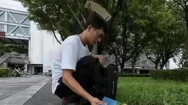 35岁还在读大一？高考16次的“神人”唐尚珺现状：开学3月多次被老师约谈，校外租房申请1万6助学贷款