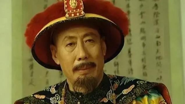 88岁焦晃近况曝光！衣服布满“破洞”，烟不离手，小30岁妻子出镜