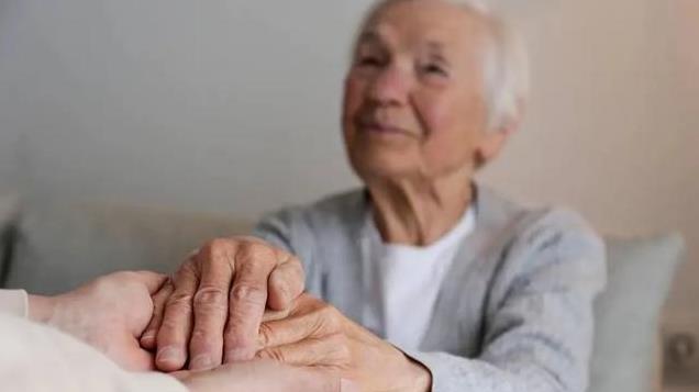 河南两小孩骑车撞倒87岁老人，老人却说：我没事，别哭，快去上学