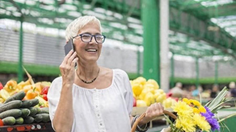 她59岁，退休金3200，攒了30000打算做手术，女儿却要这钱还车贷