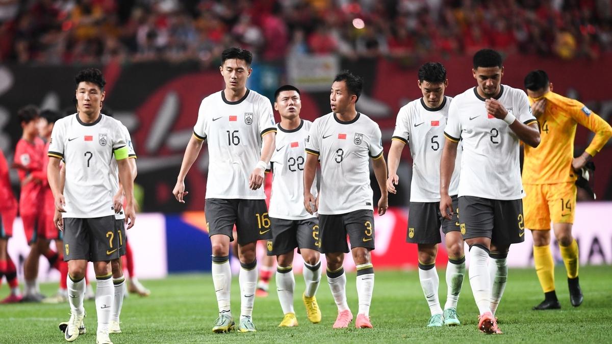 国足惊现历史低位！FIFA排名直坠，未来何去何从？