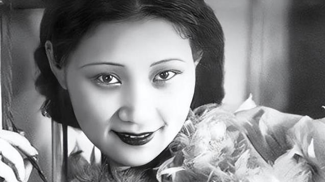 1938年，戴笠把女秘书喊进卧房，用一杯咖啡将其迷倒毁了她的清白