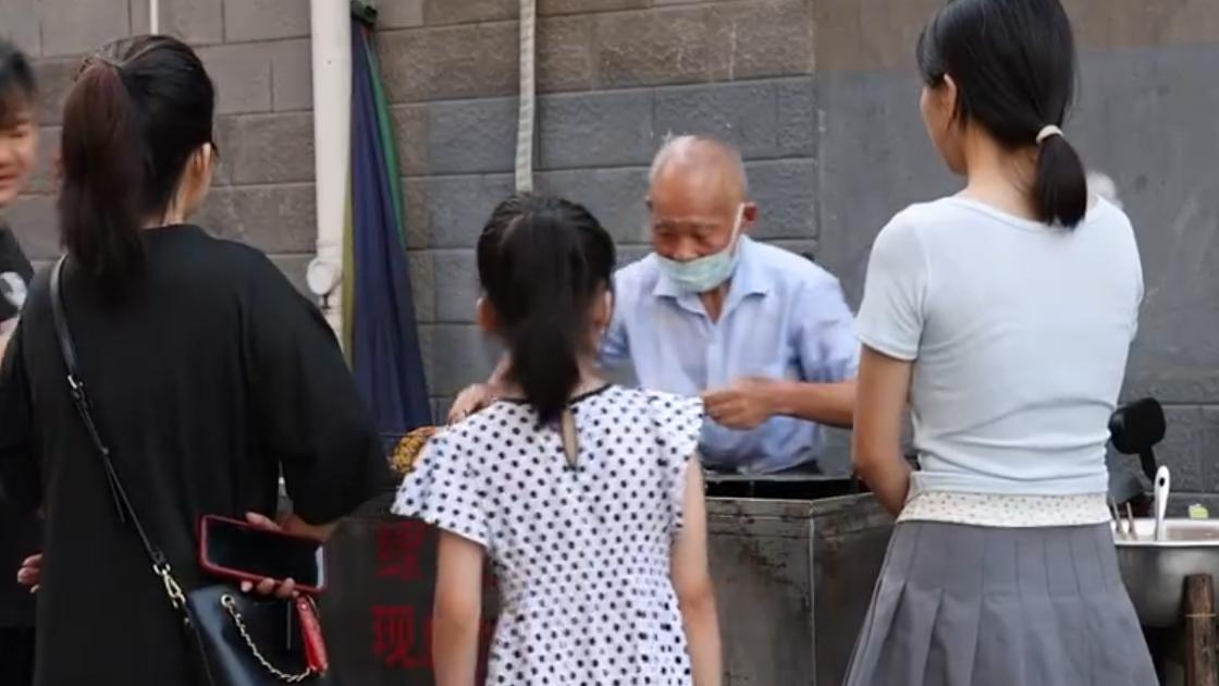 77 岁爷爷的一元南瓜饼：早市中的温暖传奇