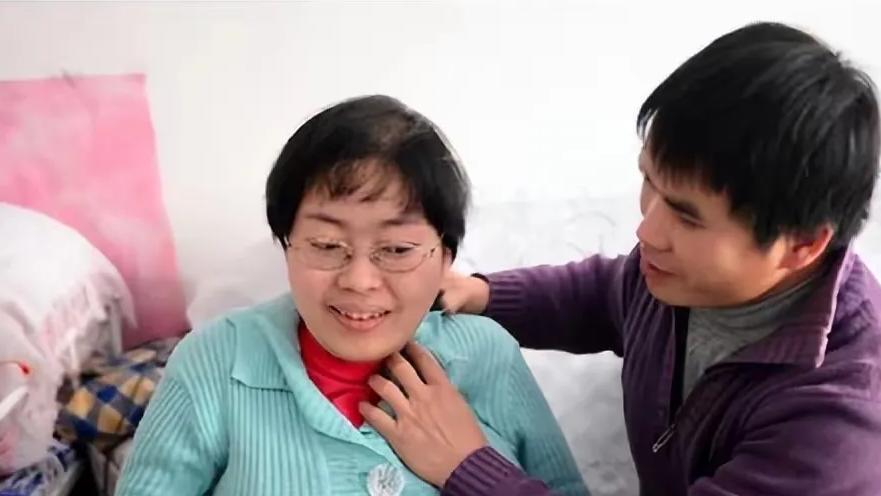 江西男子不顾一切，迎娶瘫痪女，结婚前夜，岳母悄声说：你丢下她，偷偷走吧