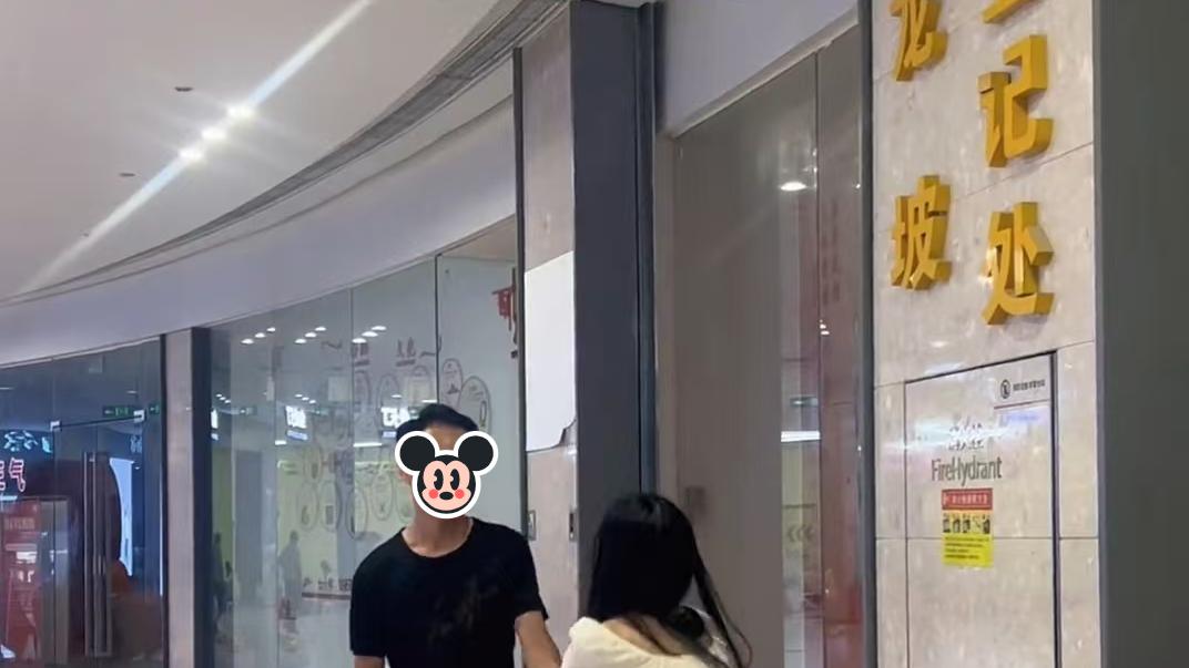 男子去领结婚证时犹犹豫豫，女友扛起他就走：我担心夜长梦多