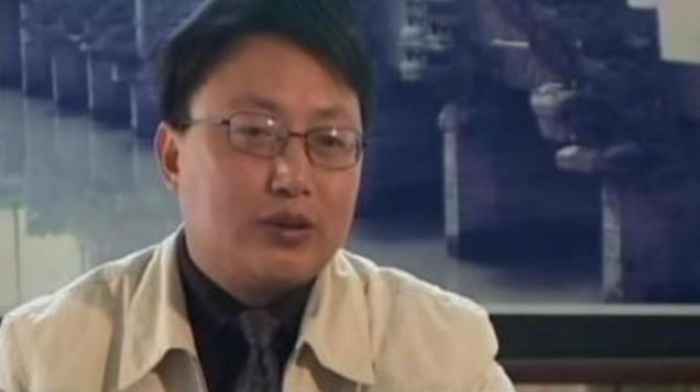 2015年，一男子捡铜环给妻子当戒指，数天后有人上门：五万卖不卖