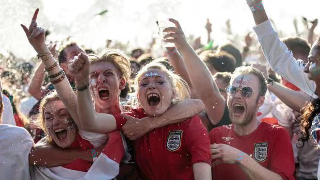 【欧洲杯烽火燃起，即将上演绿茵场上的荣誉之战】