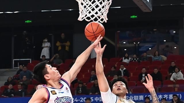 新疆104: 83完胜天津迎11连胜，领跑CBA三分榜