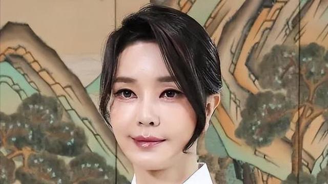 不怕被逮捕！作为第一夫人真值，韩国总统尹锡悦不爱江山爱美人！