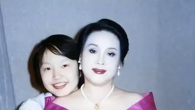 李谷一之女肖一，于母亲愧疚之中成长，中年仍未婚其母亲深感痛心