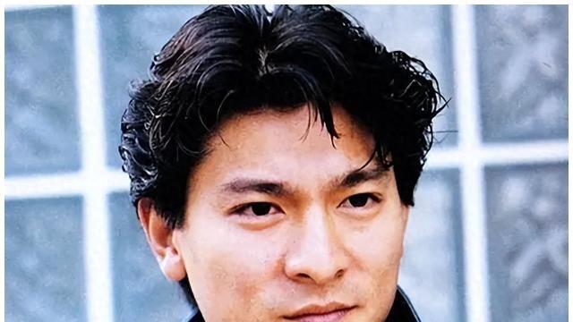 笑话！香港本土顶流男团现身，曾放狠话不来内地，如今肿成大饼脸