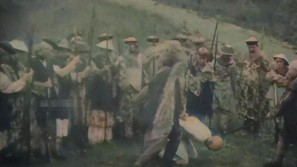 1900年真实照片，数万义和团拳民攻打外国使馆，后惨遭镇压被砍首