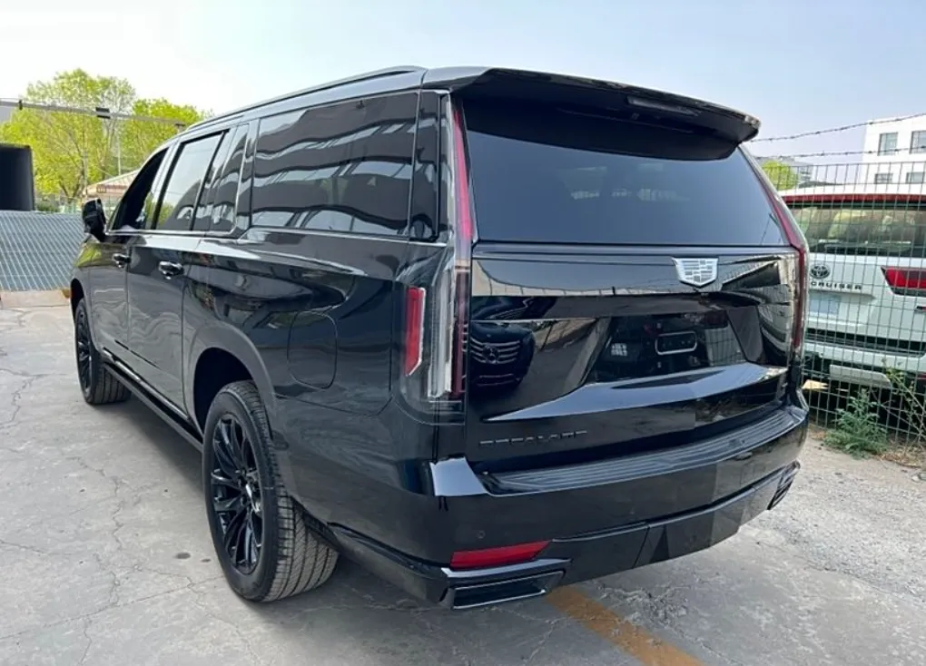2024款凯雷德，“黑武士”加长版，搭载 6.2L+V8引擎，动力很强悍！