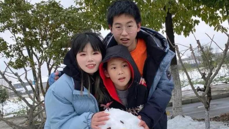 孙卓认亲回家近3年时间，在亲生父母身边超阳光，与昔日对比明显