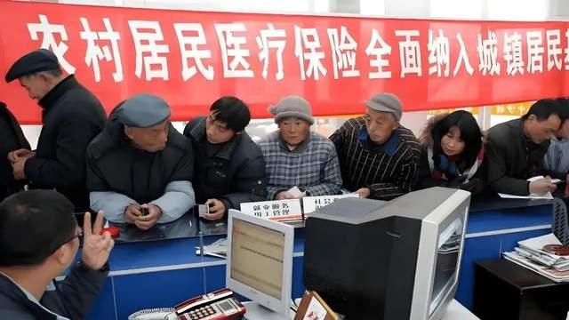 农村医疗保险又涨价，农民抱怨连连，保障成了负担
