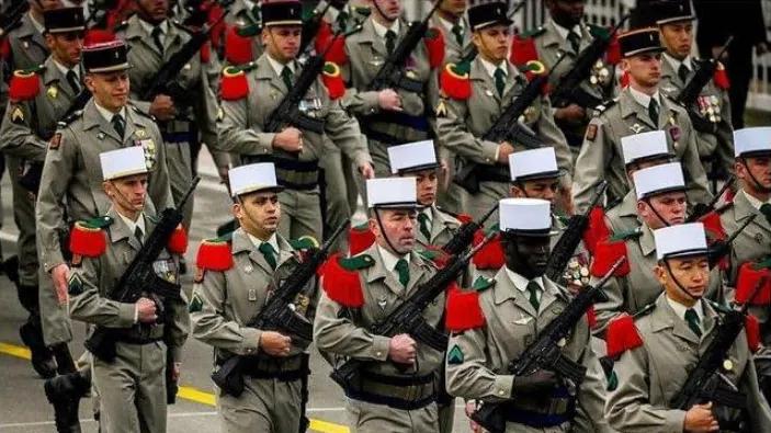 法国与俄军开战！马克龙下令主力部队出动，首批士兵已抵达乌克兰