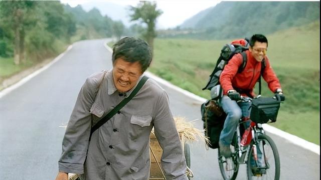 《落叶归根》：构图技法对画面元素的组织，对主角情感表达的作用